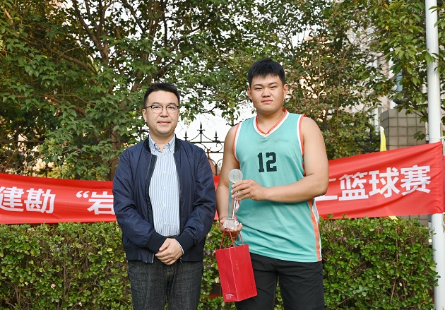 3公司财务总监陈明伟为获得优秀组织奖的球队颁奖.jpg